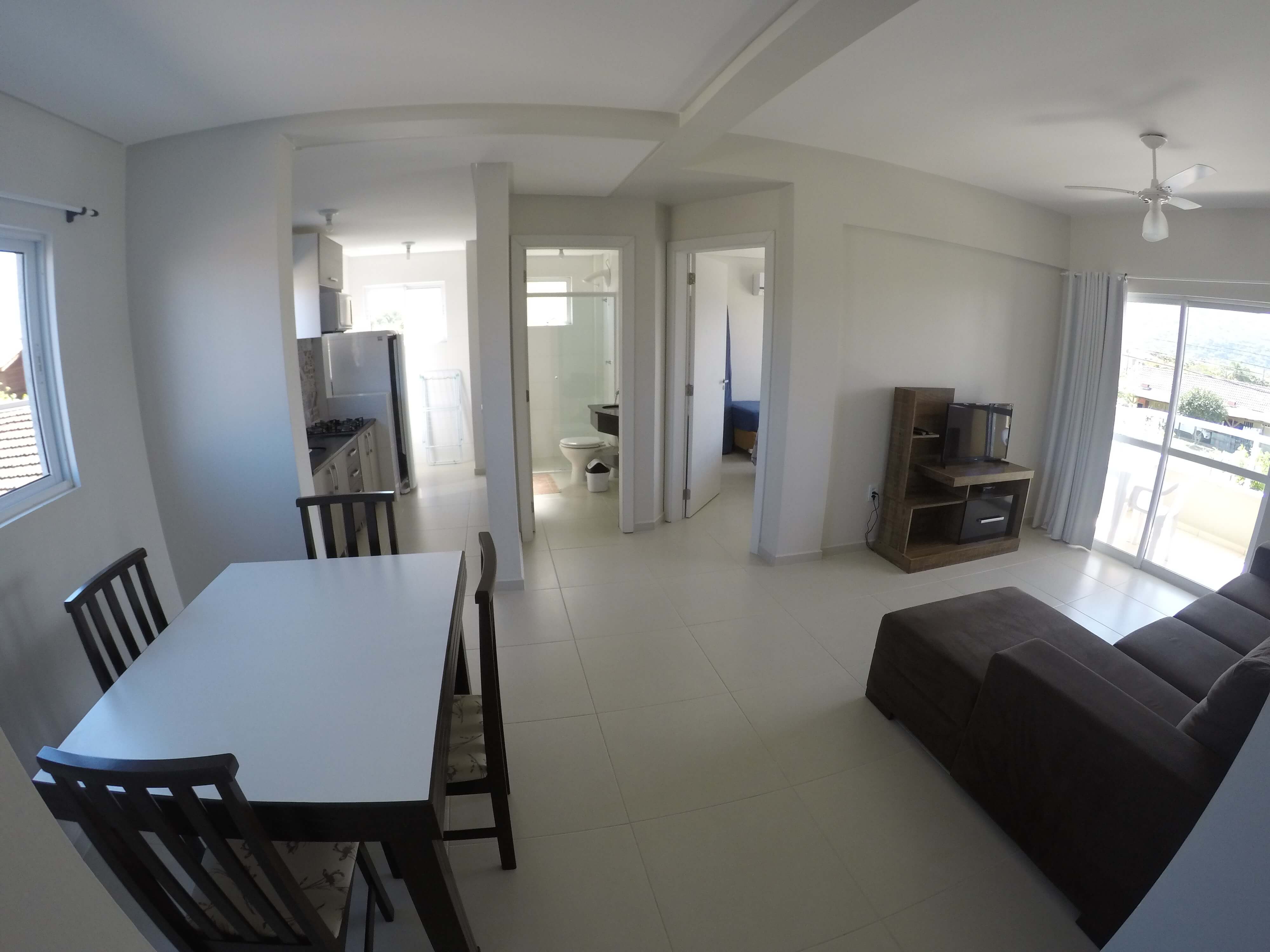 Foto do apartamento de um quarto com sacada, visão geral do apartamento