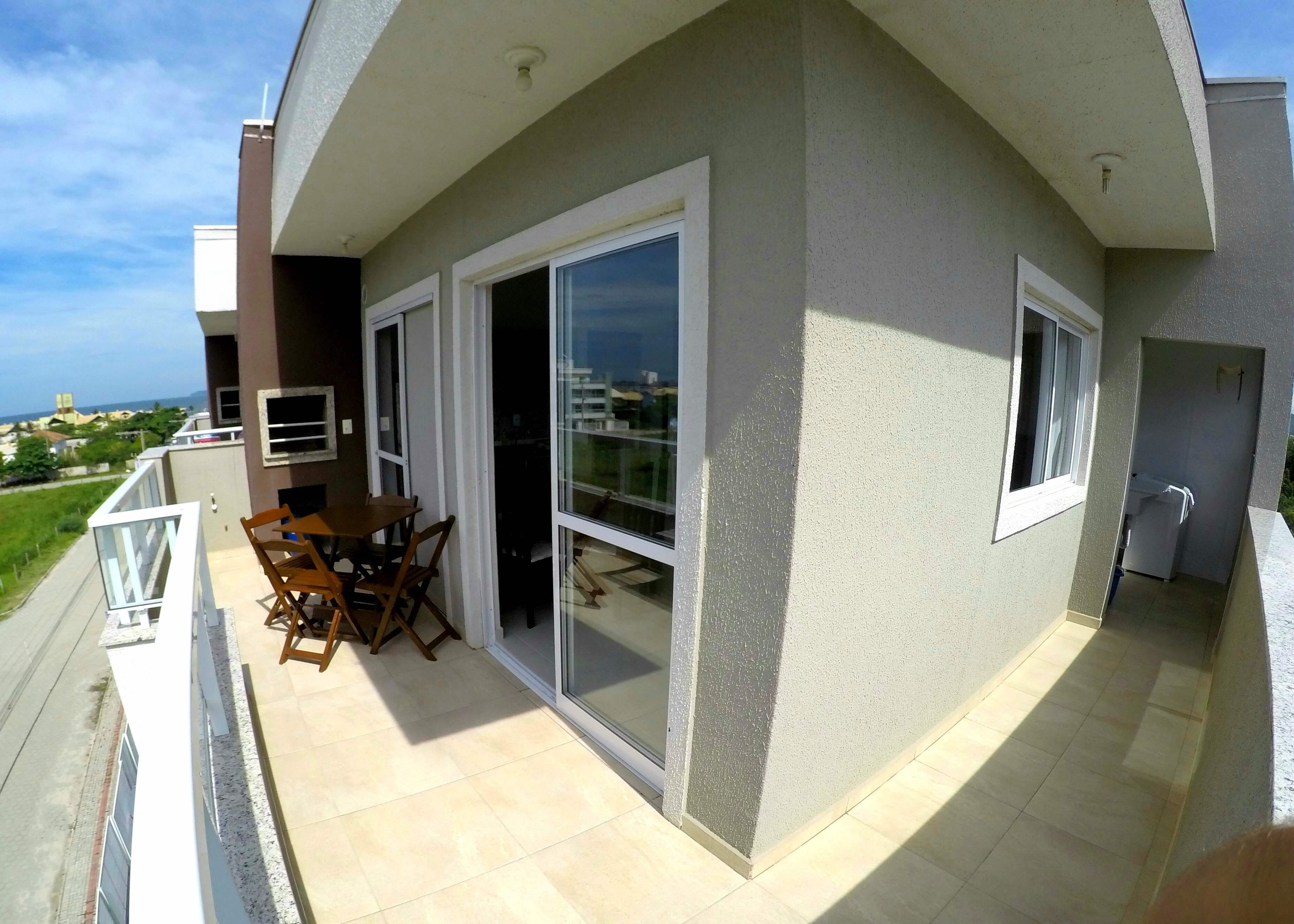 Sacada do apartamento duplex com vista parcial do mar